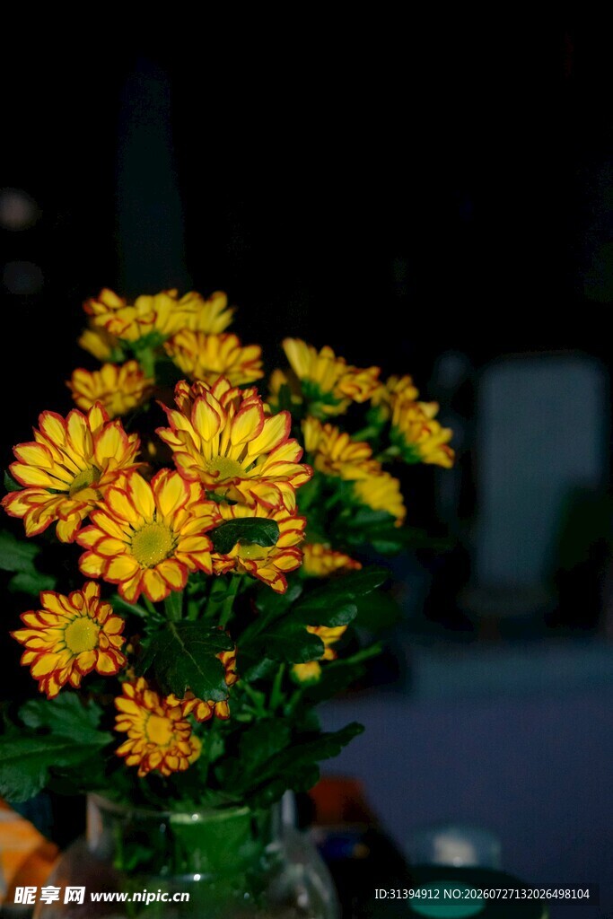 花瓶中的灿烂黄色小花