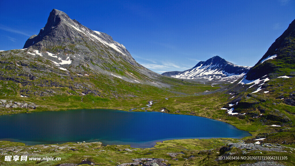 高山湖泊美景