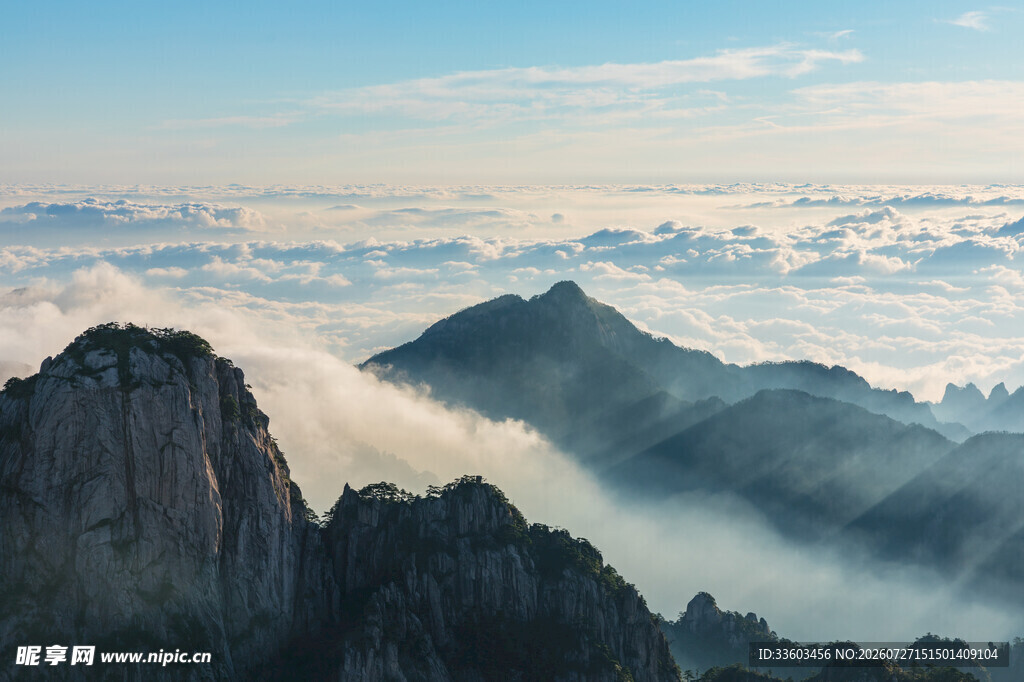 云海环绕的壮丽山峰