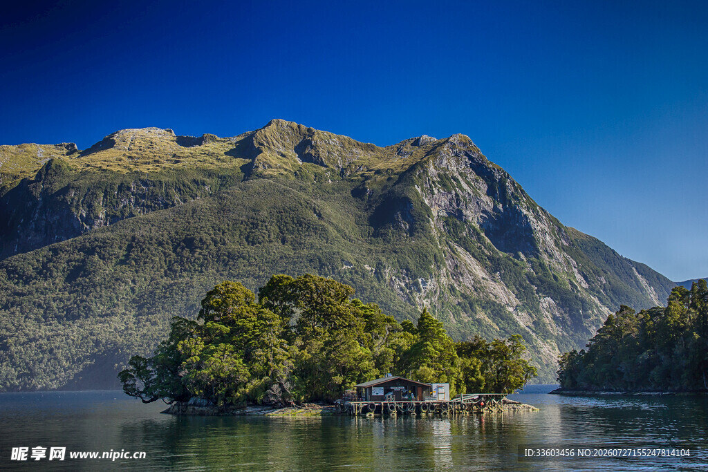 湖中小岛与青山美景