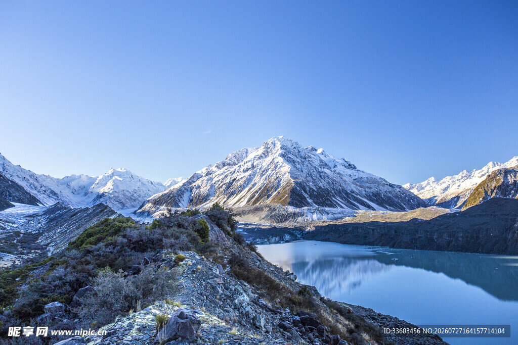 雪山湖泊壮丽自然景观
