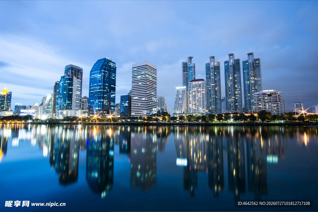 城市夜景倒影高楼映水面