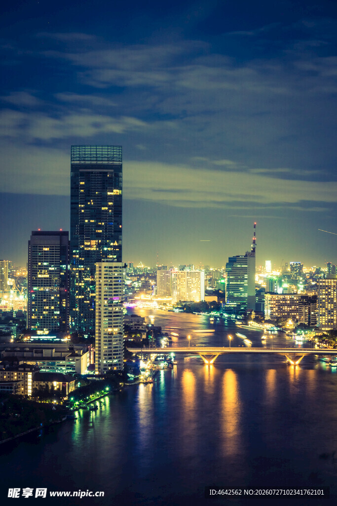 城市璀璨夜景灯火映江