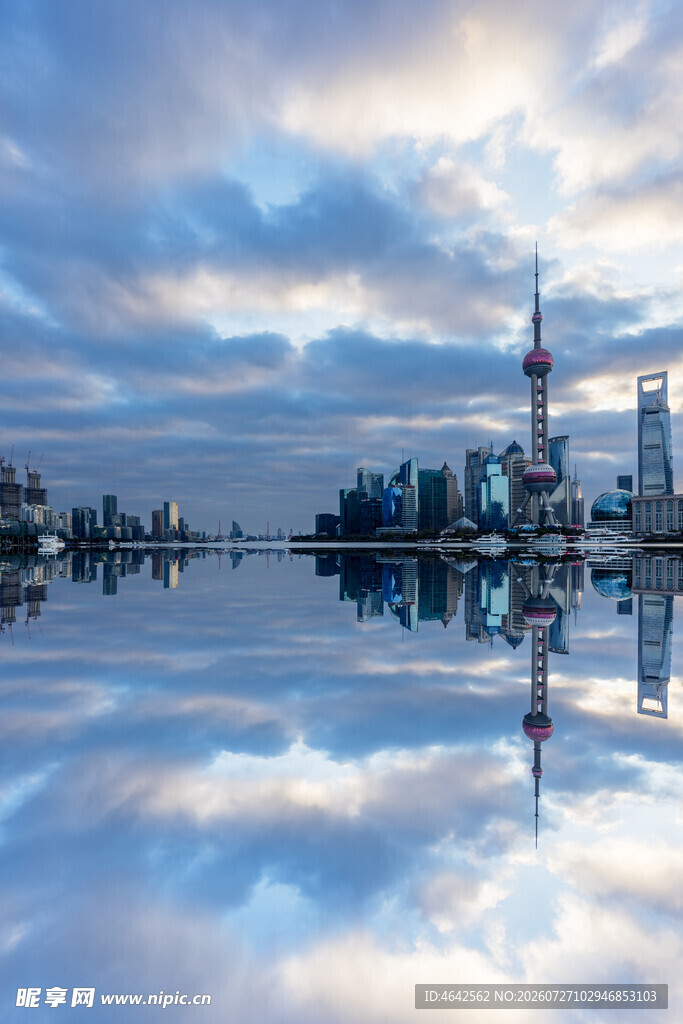 城市天际线与水面倒影美景