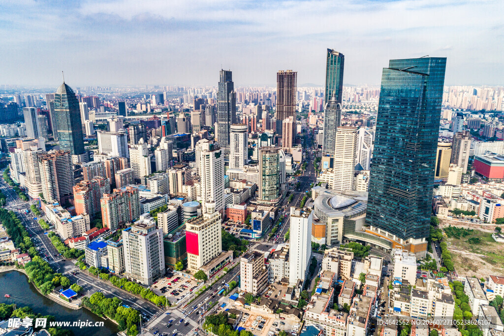 繁华都市天际线俯瞰