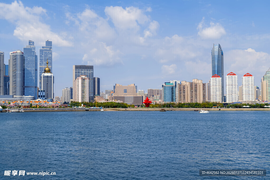 海滨城市现代化天际线