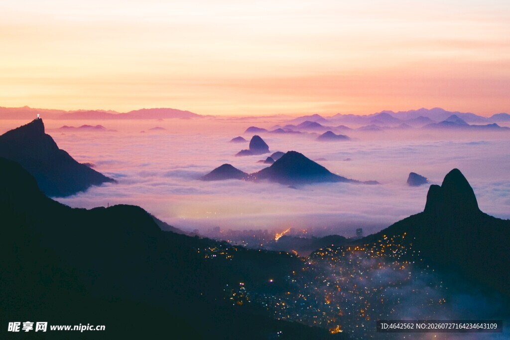 日出云海中的壮丽山峦