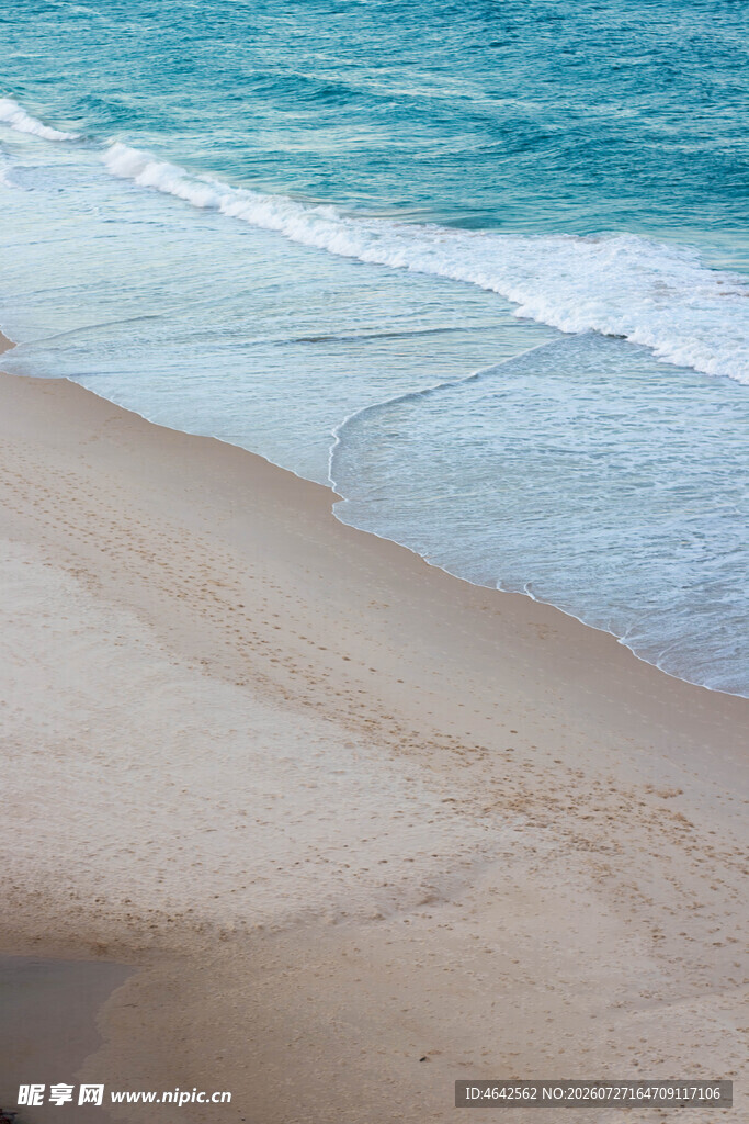 沙滩海浪静谧海滨风光