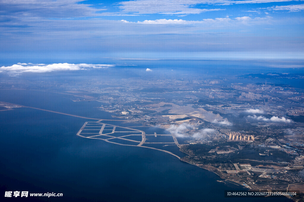 俯瞰海岸城市风光
