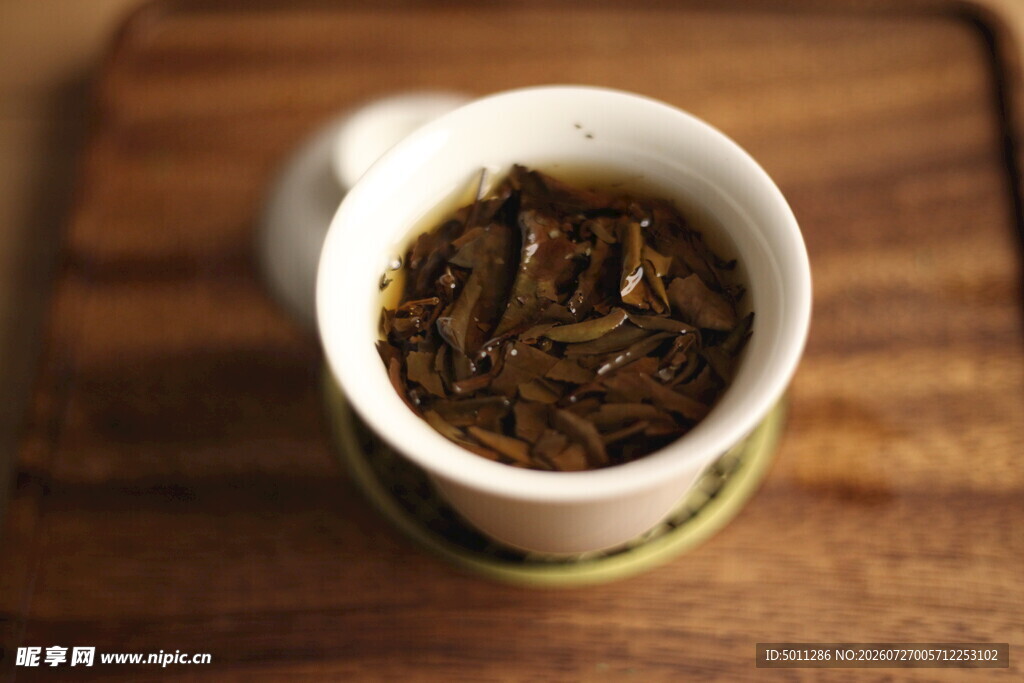 杯中茶叶特写