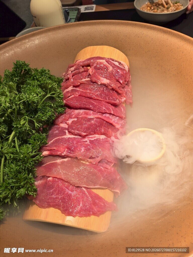新鲜牛肉切片配翠绿蔬菜