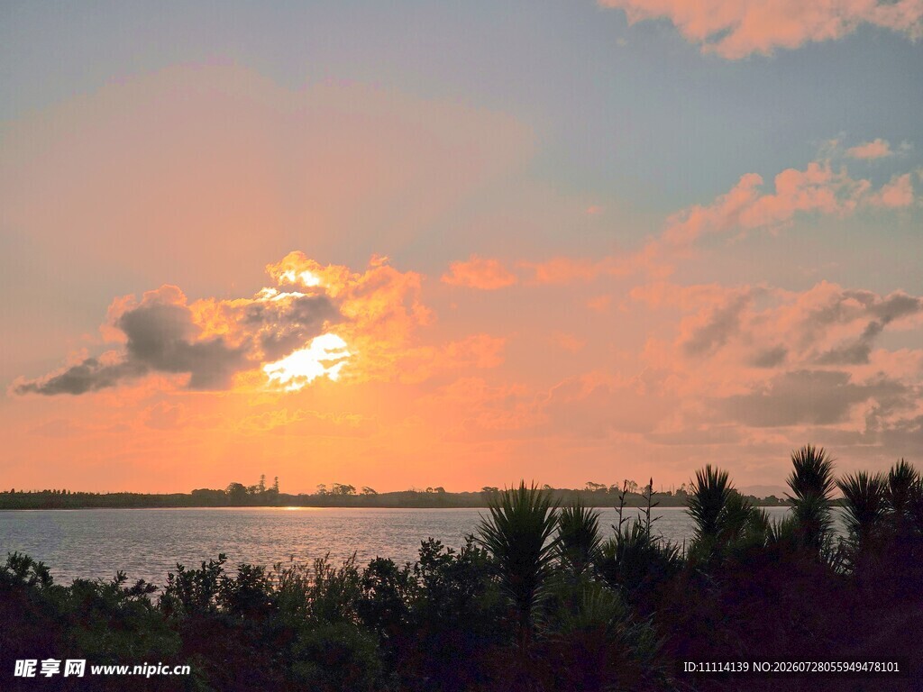 夕阳下的海滨美景