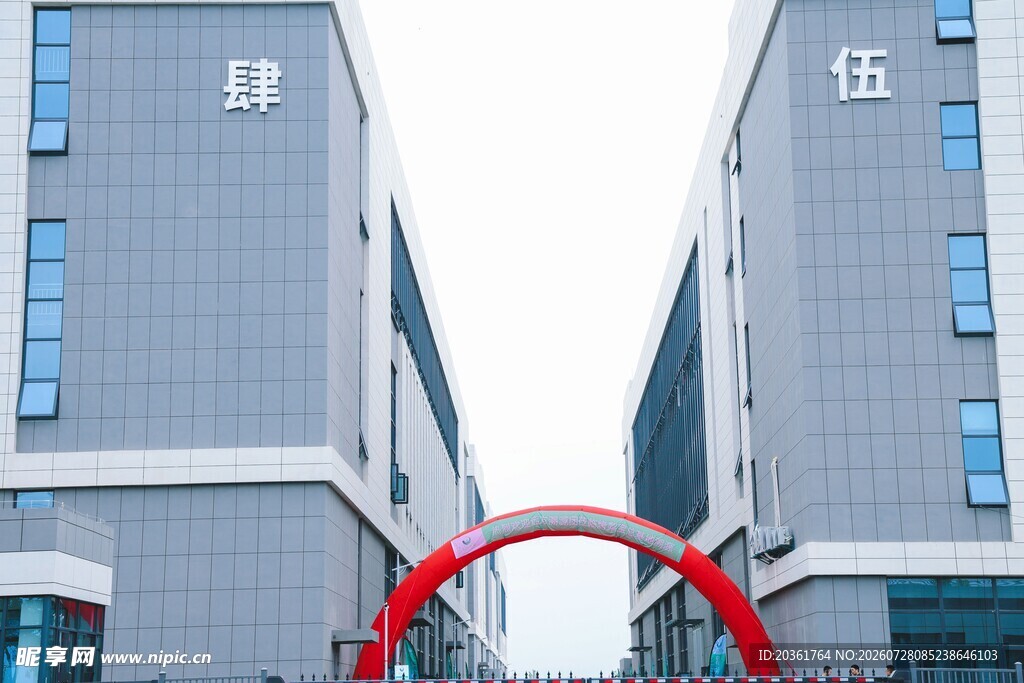 现代建筑前的红色拱门