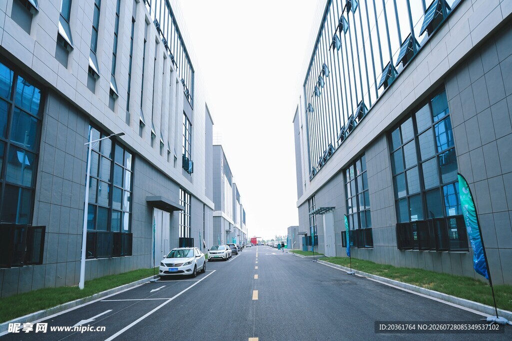 现代工业园区宽阔道路