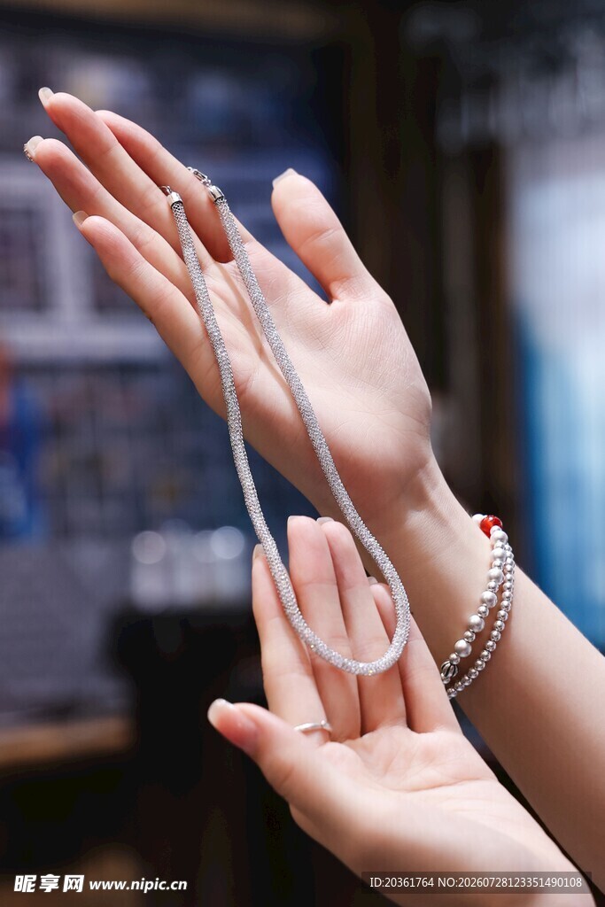 双手佩戴透明手链