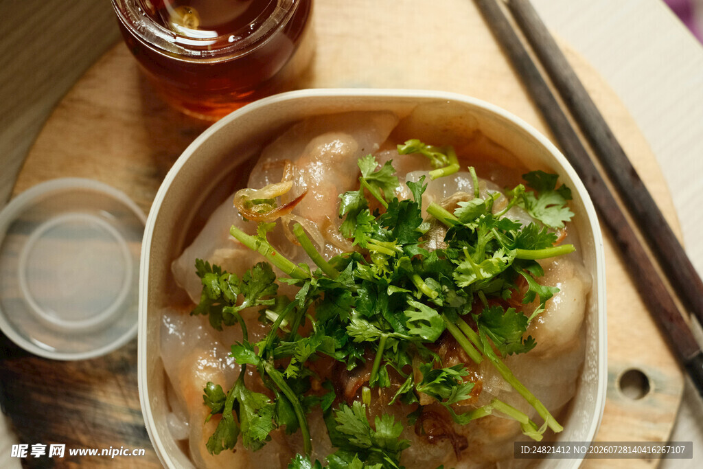 鲜香馄饨配翠绿香菜