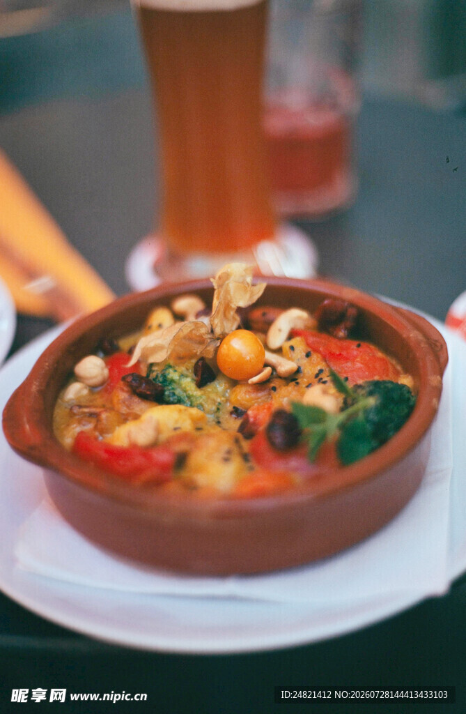 美味陶锅菜肴配啤酒
