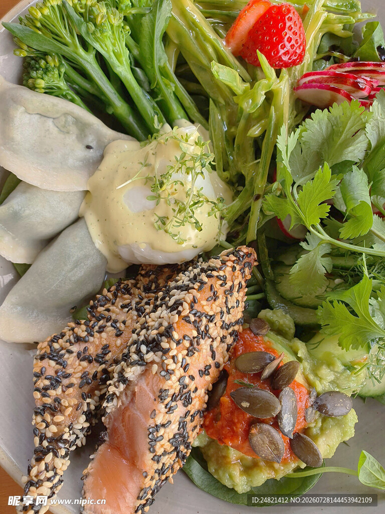 新鲜多样的健康沙拉食材