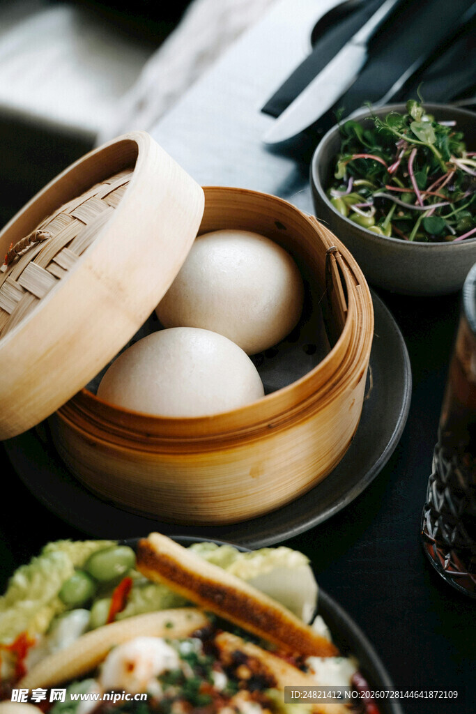 竹制蒸笼里的美味白鸡蛋