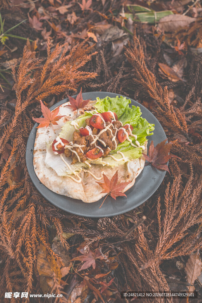 秋叶上的美味特色菜肴