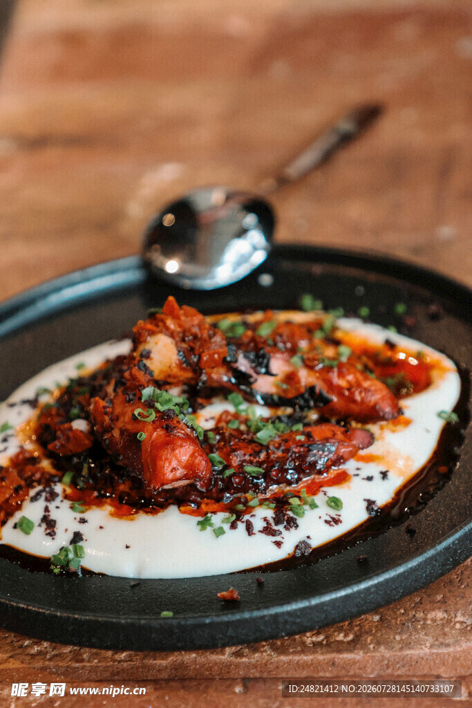 美味煎蛋配肉类料理