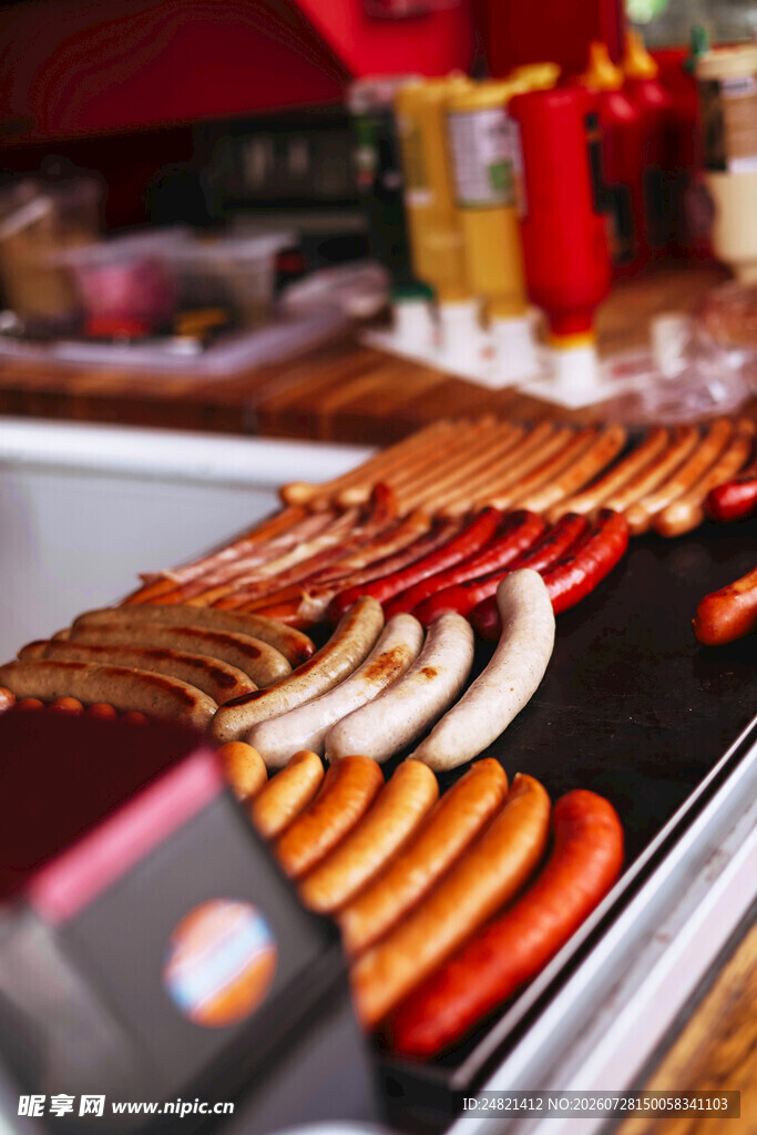 烤架上的多样美味烤肉