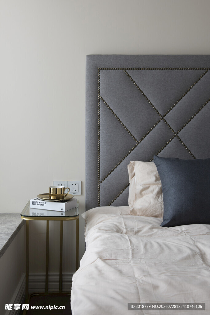 简约卧室床头温馨场景