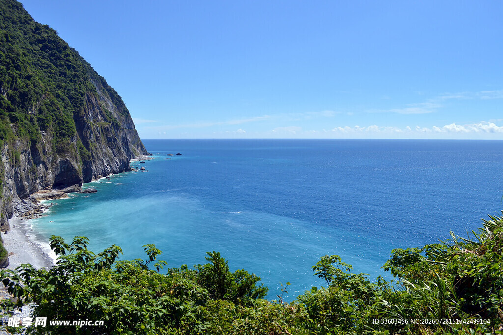 海岸青山碧海美丽风光