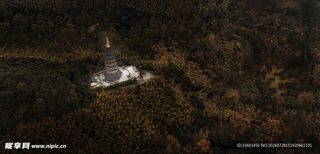 空中俯瞰山林中的白色建筑