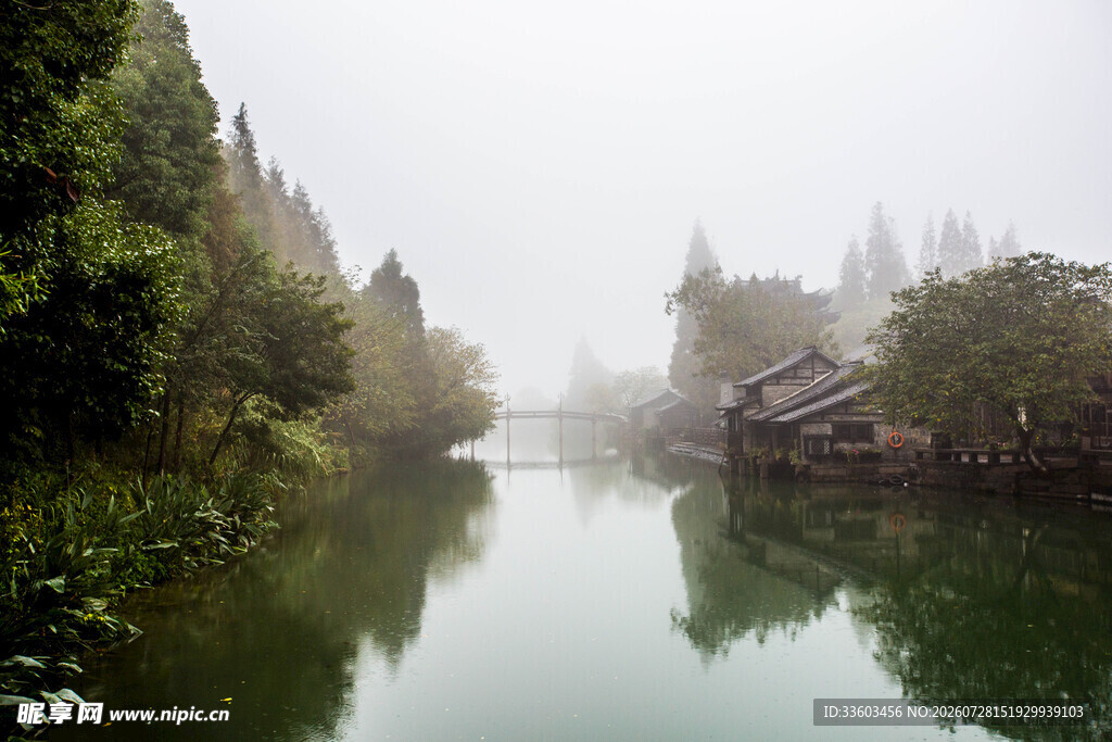 雾中静谧水乡景色