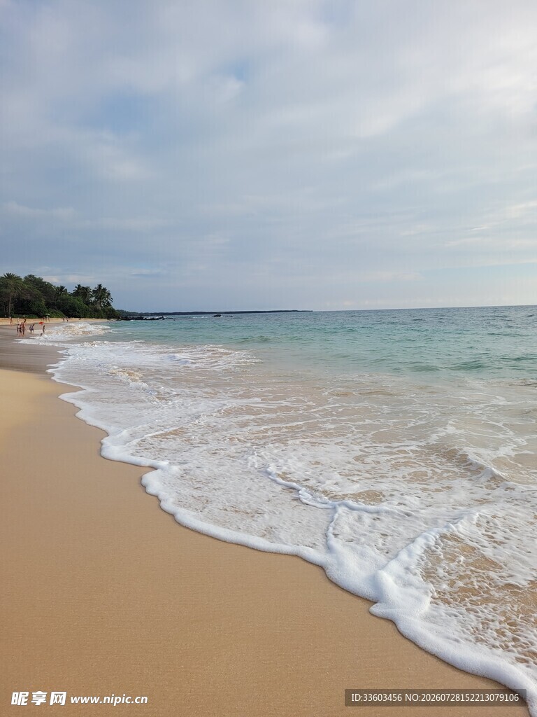 美丽海滩海浪轻拍沙滩