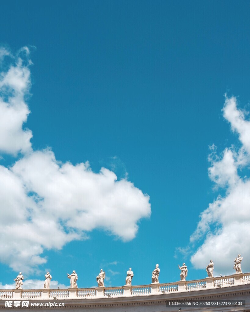 蓝天白云下的建筑景观