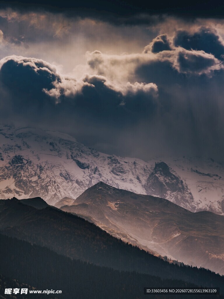 壮丽云海下的山峦景观