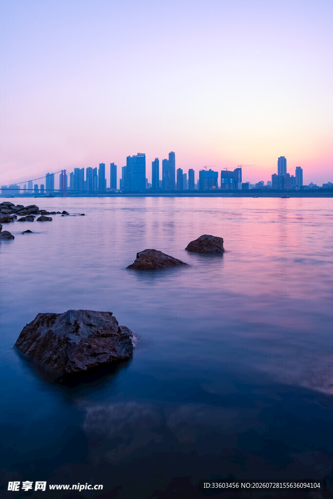 海滨城市的美丽黄昏景色
