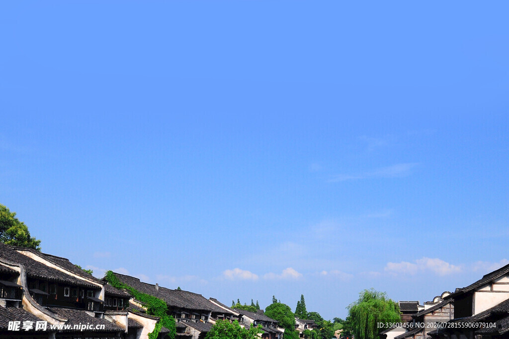 古村落屋顶与蓝天美景