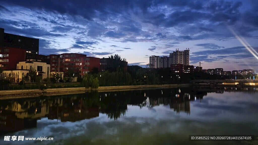 城市湖畔黄昏美丽景致