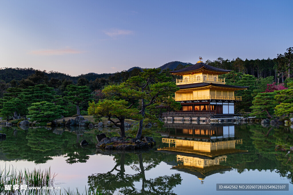 金阁寺湖畔美景