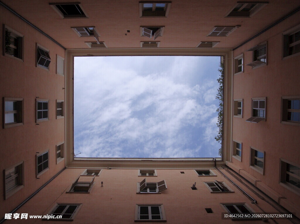 仰望楼宇间的蔚蓝天空