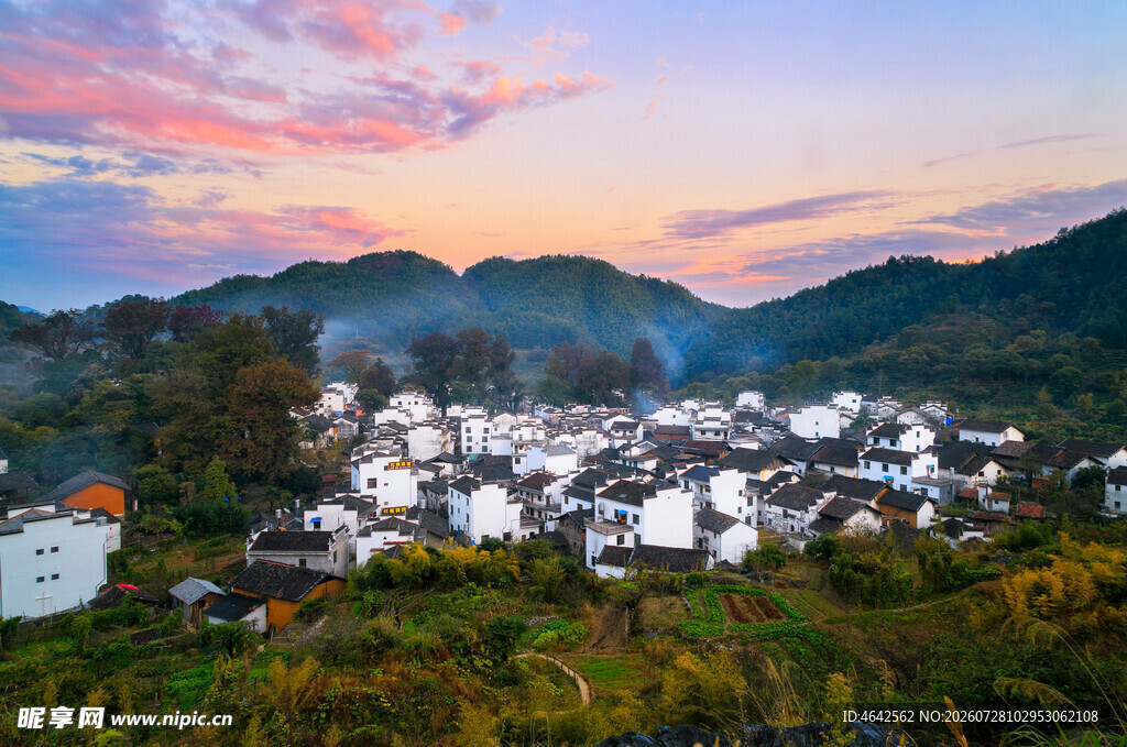 山村夕照白墙黛瓦美景