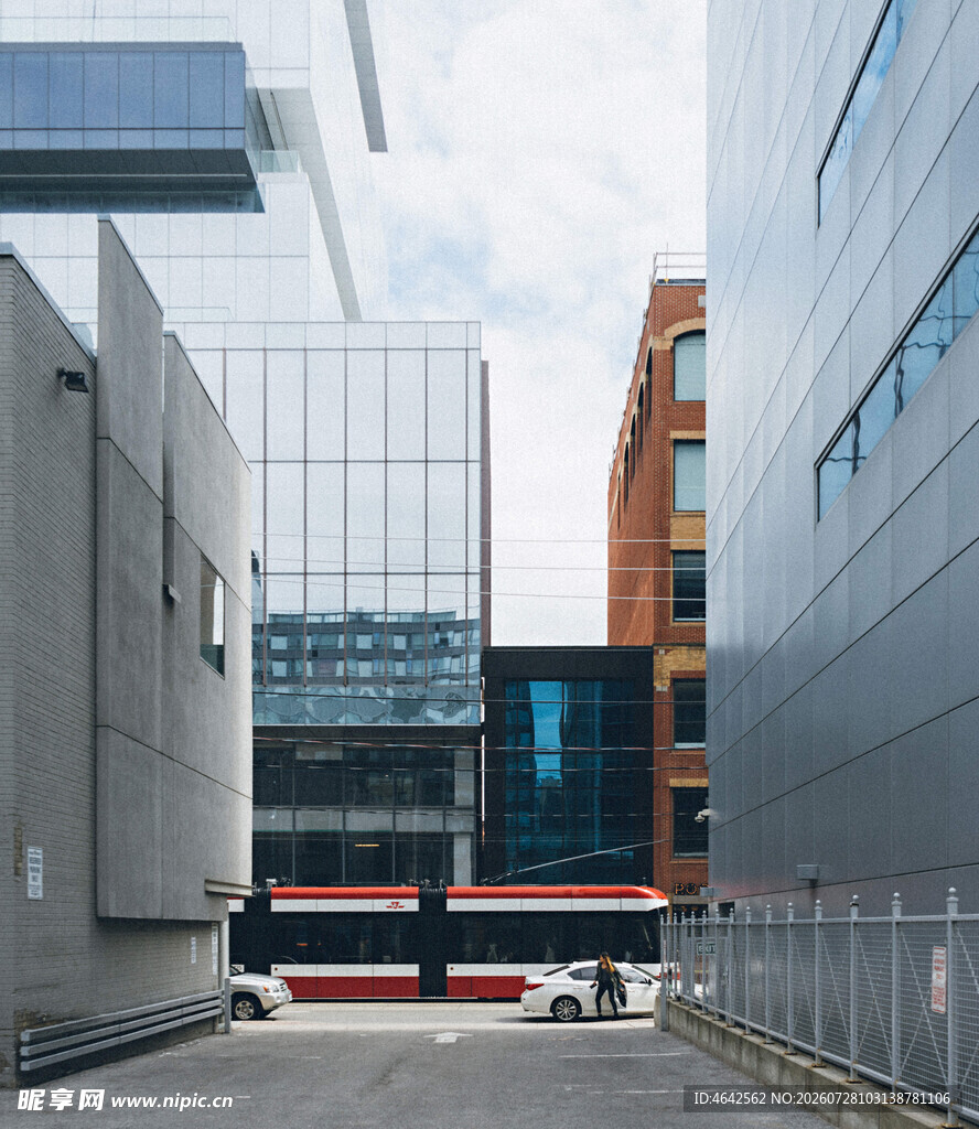 城市中狭窄通道旁的建筑物