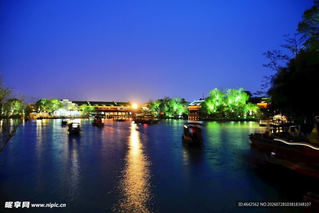 湖畔夜景璀璨灯光映碧水