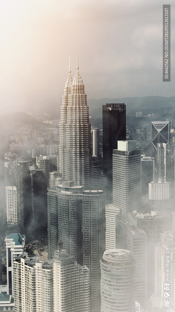 雾中都市高楼景观