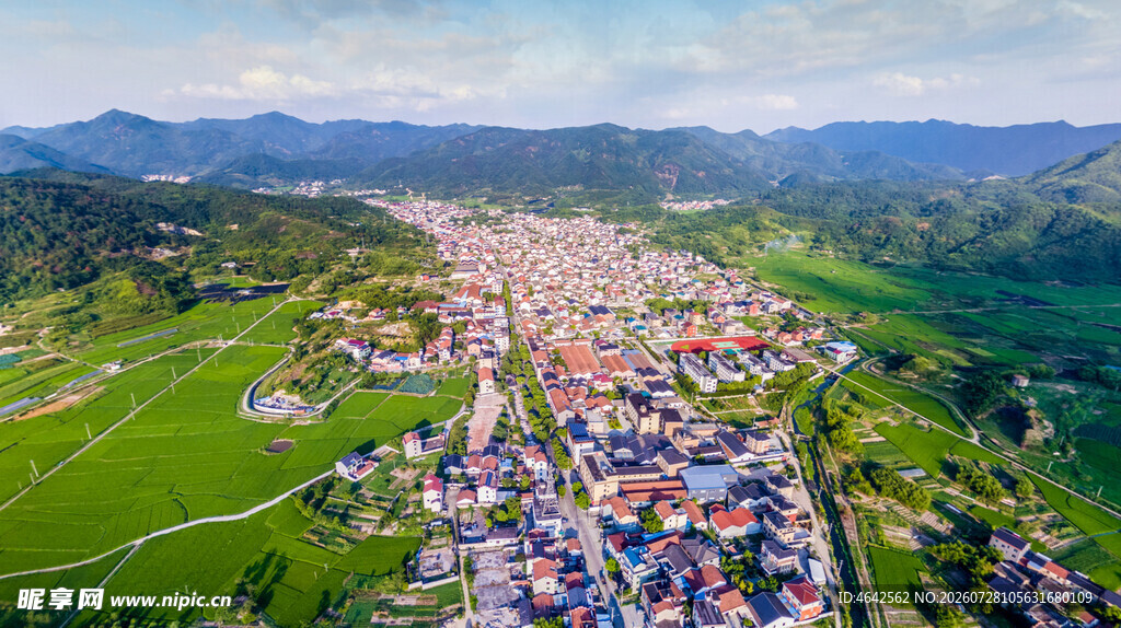 山间多彩小镇俯瞰美景