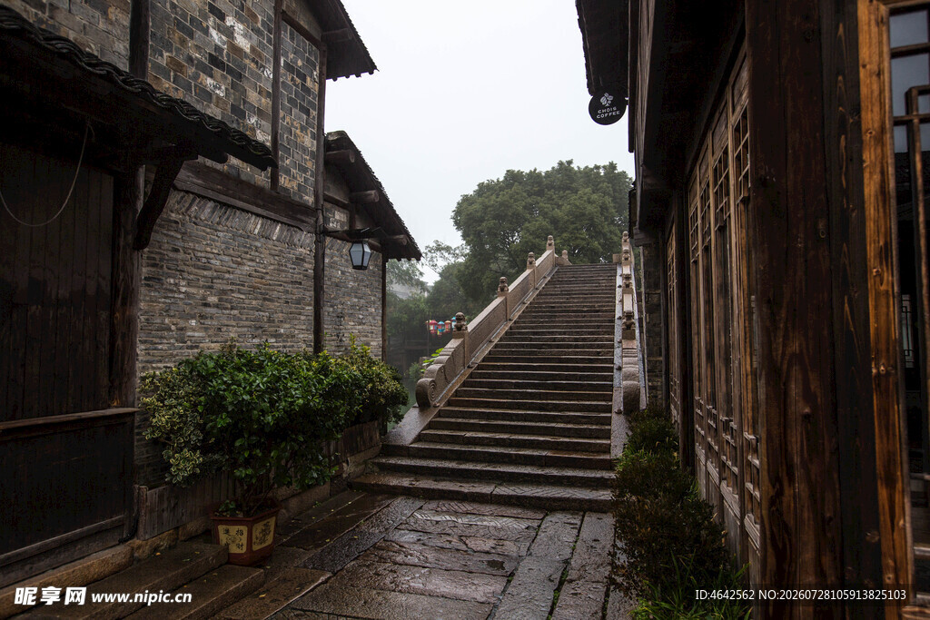 古巷雨中景