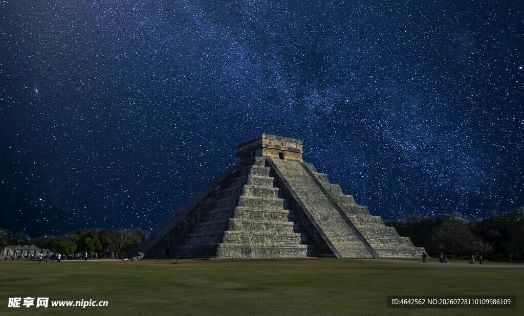 夜空下的古老金字塔