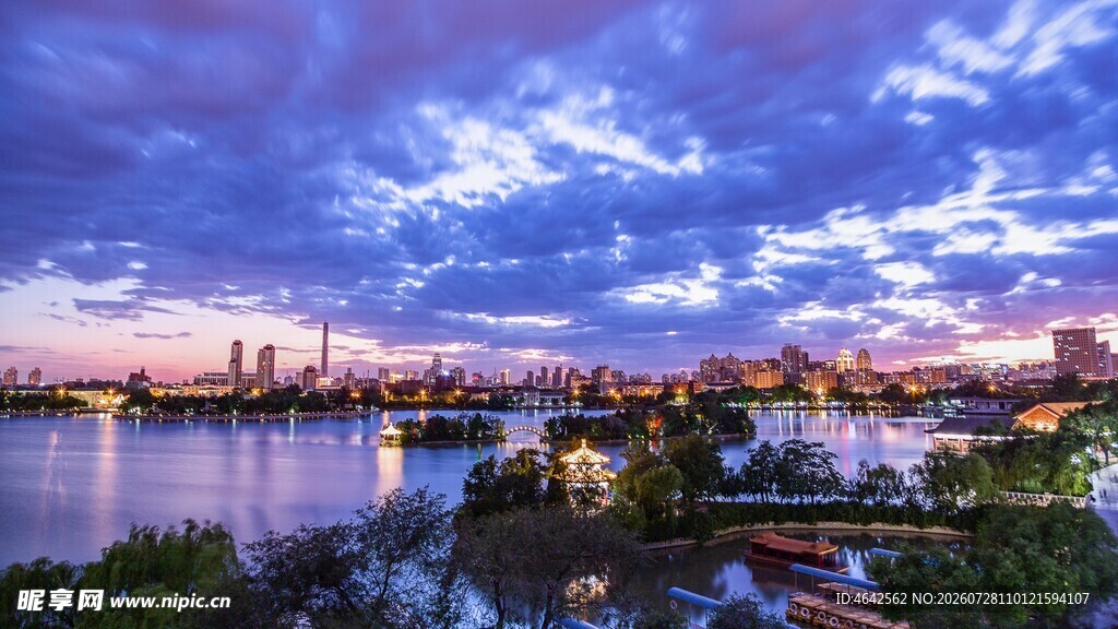 城市河畔绚丽黄昏美景