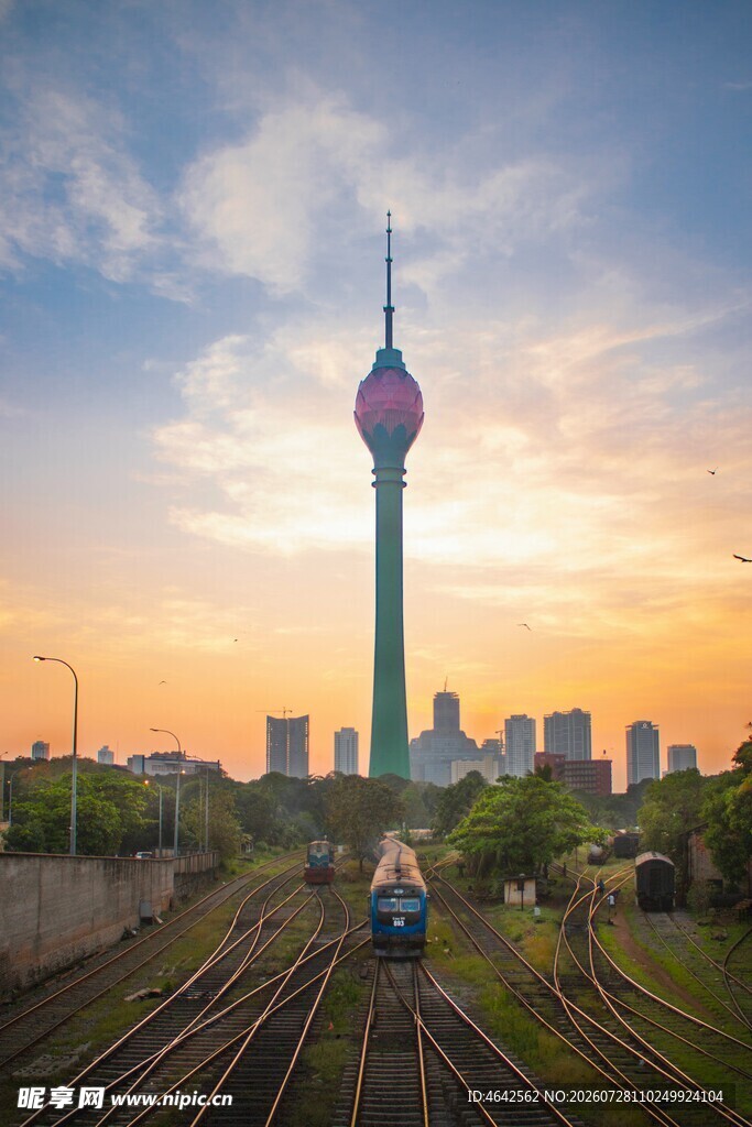 夕阳下的城市与铁轨景观