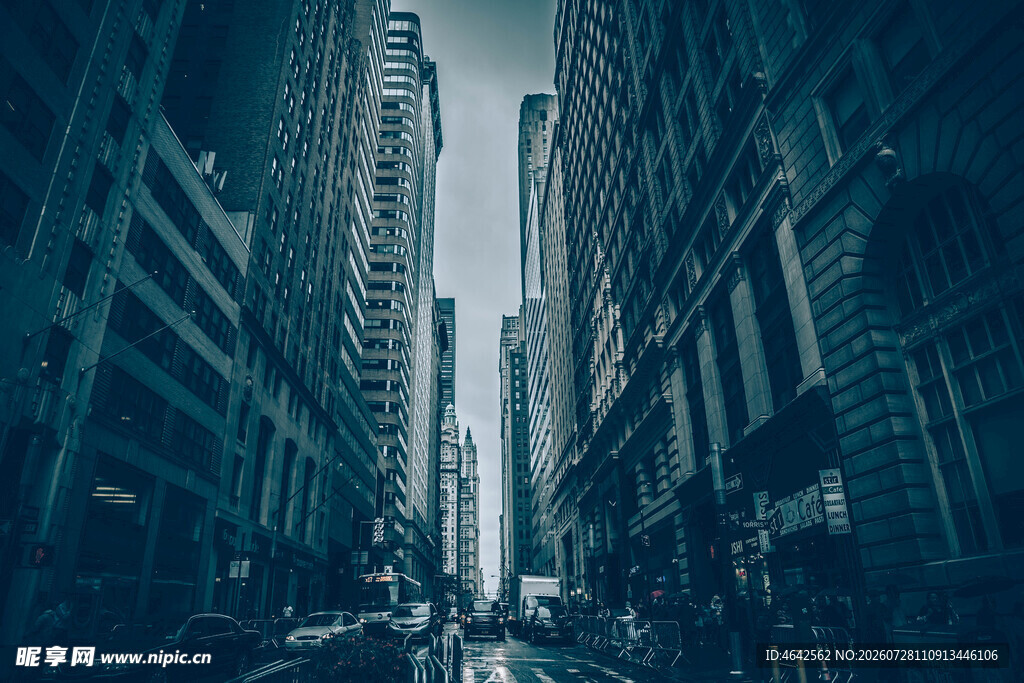 都市高楼林立的街道景象
