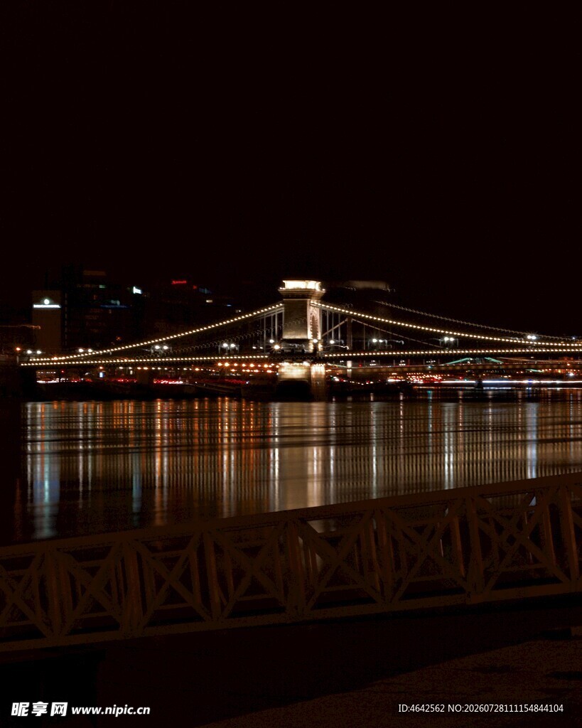 布达佩斯链桥夜景