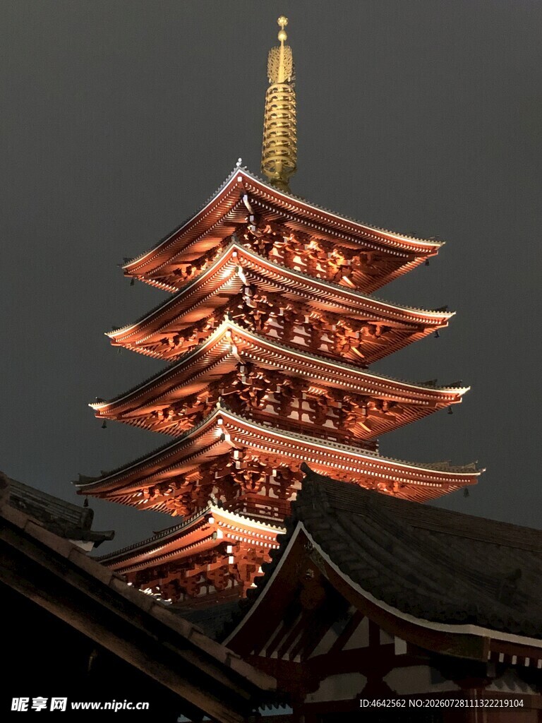 夜幕下的华丽日式塔楼